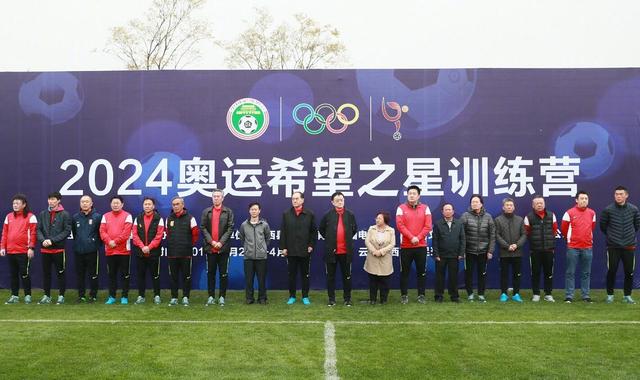 哦对了，今年回老宅过年，也是他们俩向我爸提议的，说是一家人很长时间没有在一起热热闹闹的过年了，所以想凑在一起过，我爸就答应了。